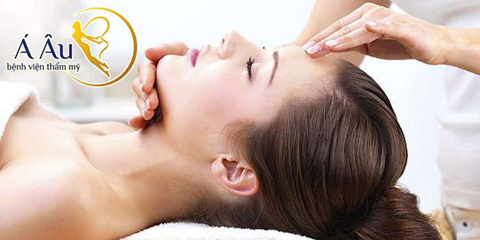 Việc massage da mặt sẽ giúp cơ mặt được kích thích, làn da thêm mịn màng, săn chắc.