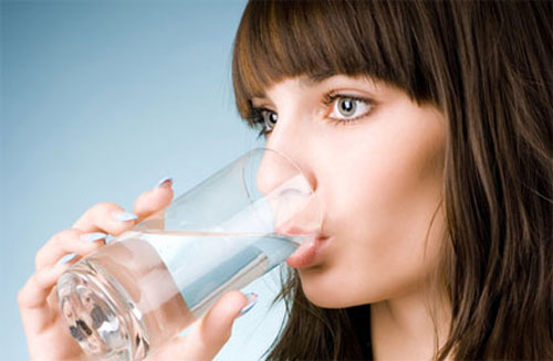 Cung cấp đủ 2 lít nước mỗi ngày sẽ giúp da mặt bạn mịn màng hơn.