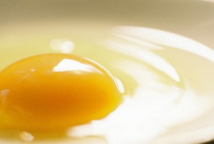 Lòng trắng trứng là 1 nguyên liệu giúp căng da mặt tự nhiên cực kỳ tốt