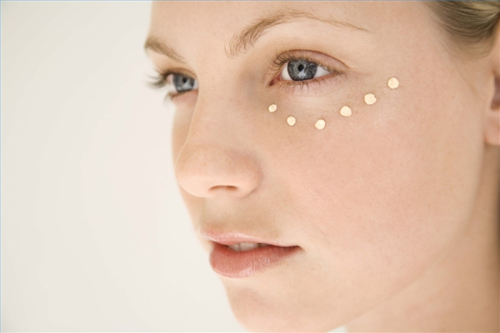 Sử dụng kem xóa nhăn vùng mắt lâu dài sẽ không tốt cho da