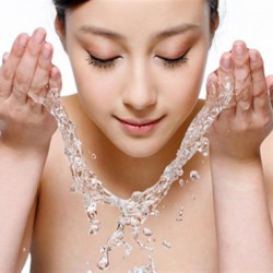 Rửa mặt là bước chăm sóc da mặt cơ bản và hiệu quả