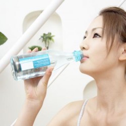 Uống đủ nước mỗi ngày để cung cấp độ ẩm cho da
