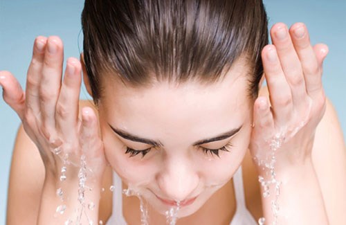 Rửa mặt sạch mỗi ngày là thao tác chăm sóc da mặt cơ bản