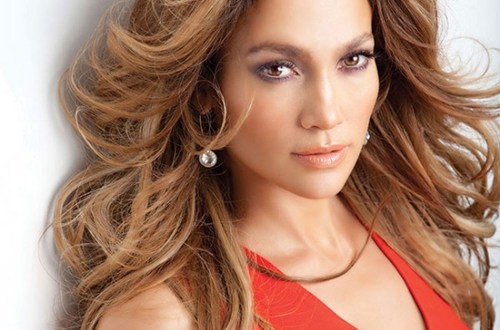 Jennifer Lopez thường xuyên sử dụng kem chống nắng để bảo vệ da