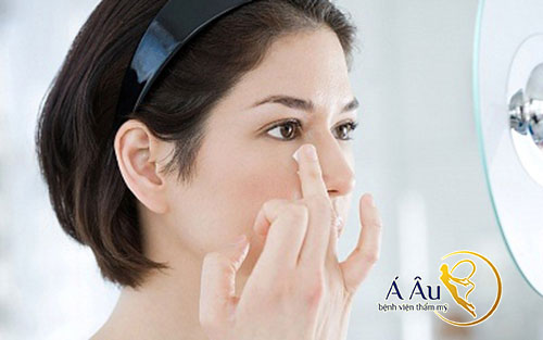 Bạn nên thoa kem tán đều khuôn mặt để có hiệu quả căng da mặt ưu việt nhất.