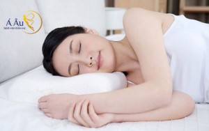 Ngủ không đúng cách khiến cho vùng da mặt bị nhăn nheo, lão hóa