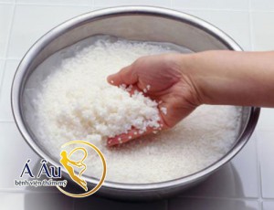 Nước vo gạo là cách làm mịn da mặt được nhiều người sử dụng