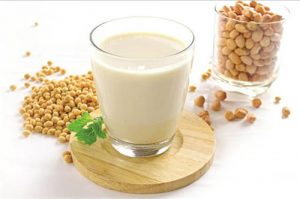 Sữa đậu nành là thực phẩm giúp căng da mặt